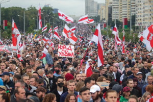 Baltarusijos žmonės sudrebino dviejų diktatūrų pamatus