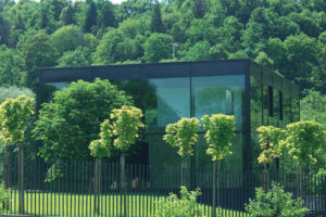 Namas, kuris spindi: ko dėl stiklas ir aliuminis tapo naujuoju architektūros brangakmeniu