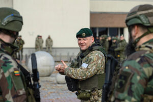 Koks turi būti visuotinės gynybos modelis gresiant dronų ir robotų karui?